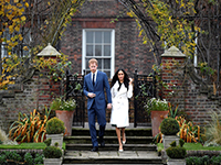 Принц Гарри и Меган Маркл позируют фотографам Принц Гарри и Меган Маркл позируют фотографам