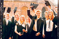 Довольные кембриджские выпускники