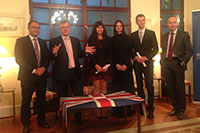Посол Великобритании Саймон Смит и украинские стипендиаты этого года