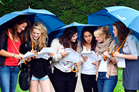 Студентки под зонтиками