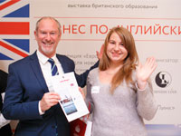 Елена Артемович держит в руках свой сертификат на поездку в BLS English (Бери-Сент-Эдмундс)