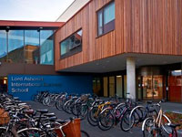 Велопарковка у входа в Lord Ashcroft International Business School