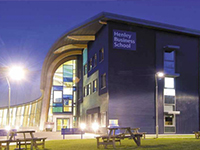 Бизнес-школа школа расположена в живописной местности городка Хенли-он-Темз