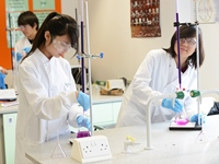Студенты в лаборатории