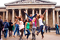 Веселые туристы возле Британского музея