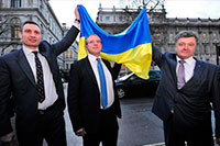 Кличко, Шевченко и Порошенко с флагом