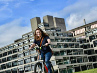 Велосипедистка на фоне «Зиккуратов» University of East Anglia